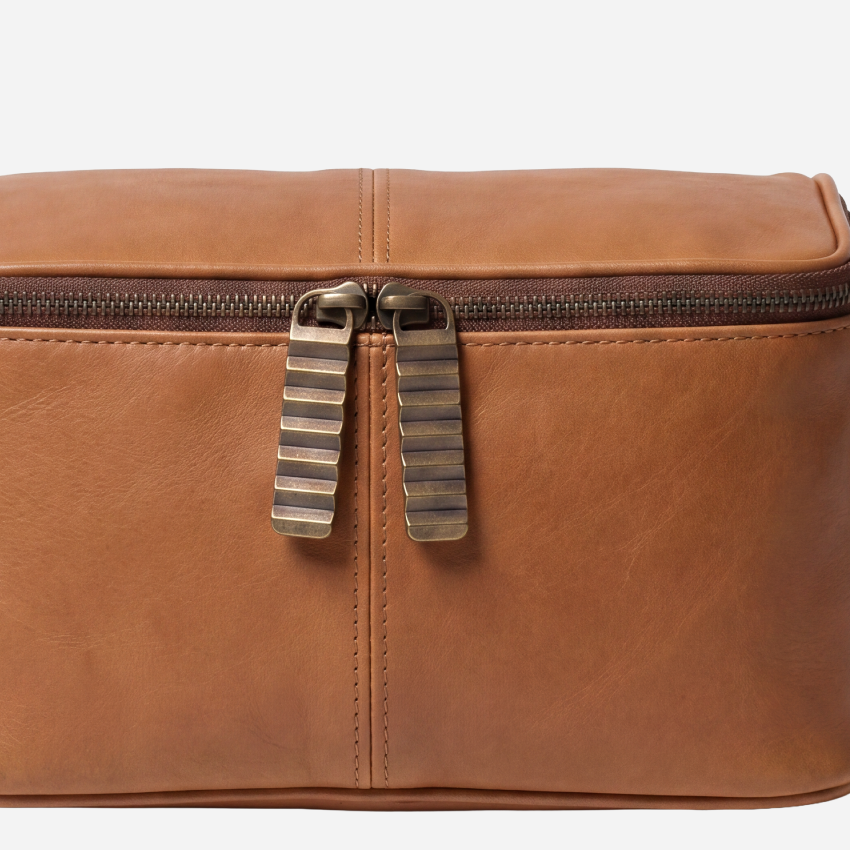 Seven Hills Charlie Wash Kit, Heritage Umber, leather stitching, handle or zipper detail